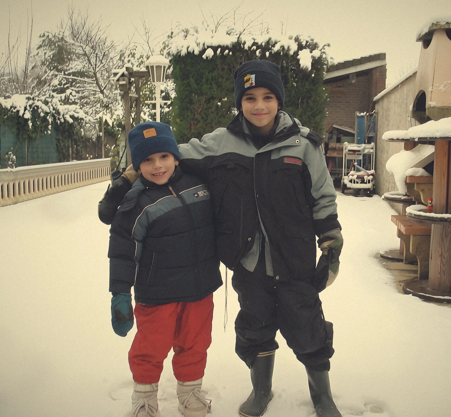 Nicolas et Alexandre enfants, dans la neige, bras dessus bras dessous